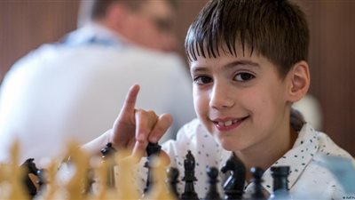 بدأها في الرابعة من عمره.. طفل سوري يصبح أصغر لاعب شطرنج في تاريخ منتخب ألمانيا