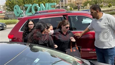 انهيار بنات شيرين الطحان أثناء تشييع جثمان والدتهم من مسجد فاطمة الشربتلي بالتجمع