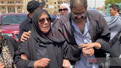 انهيار والدتها وبناتها.. صلاة الجنازة على الفنانة شيرين الطحان بحضور أشرف زكي | بث مباشر