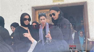  المطربة هدى تساند أسرة شيرين الطحان في جنازتها بالتجمع الخامس