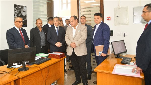 وزير الصناعة يتفقد