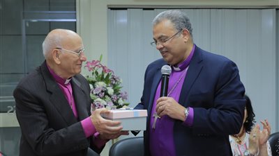 رئيس الإنجيلية يكرم الدكتور القس صفوت البياضي: نفتخر بكم كأحد رموز الطائفة في مصر