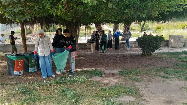 مبادرة لتنظيف حديقة