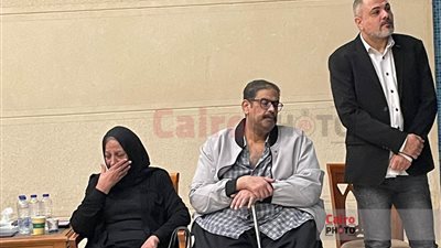 الحزن يسيطر على والدة شيرين الطحان مع بدء عزاء ابنتها بمسجد المشير في الشيخ زايد