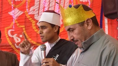 أبويا تاج راسي.. طالب يهدي والده رحلة عمرة فاز بها بمسابقة للقرآن الكريم بالمنوفية