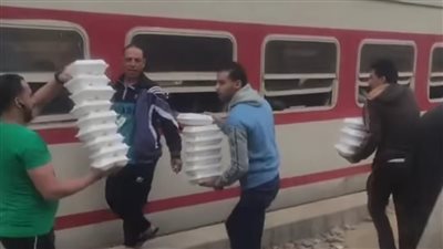 كرم المنايفة.. شباب أشمون يفطرون ركاب القطار يوميا في رمضان | فيديو