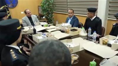 السيسي لـ ضابط بقسم مدينة نصر: تنصحيني بـ إيه؟.. والأخيرة: خلي بالك من صحة حضرتك 