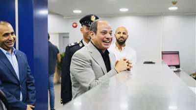 الرئيس السيسي خلال زيارته لقسم أول مدينة نصر يطلب الاطلاع على الوجبات المقدمة للنزلاء