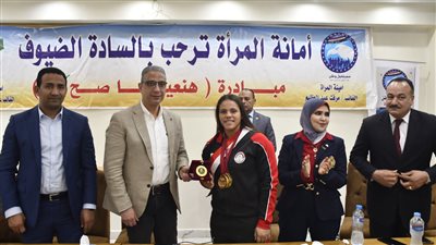 محافظ الفيوم يُكرّم شمس محمد بطلة العالم لرفع الأثقال