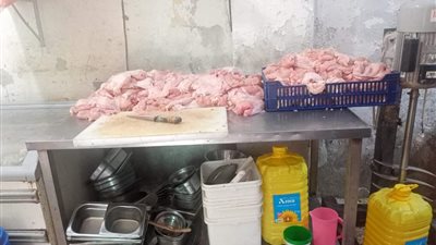 ضبط 900 كجم لحوم دواجن مجهولة المصدر بمطعم شهير بباب الشعرية