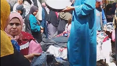 البنطلون بـ20 جنيها.. إقبال كبير من المواطنين على شراء الملابس بفيصل | بث مباشر