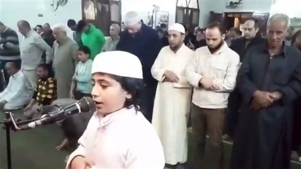 طفل يؤم المصلين في