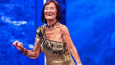 عاصرت 5 ملوك.. سيدة تحتفل بعيد ميلادها الـ 102 وتكشف سر عمرها الطويل: أحب الرقص 