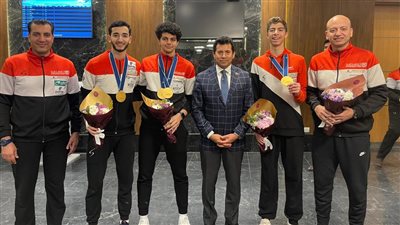 وزير الرياضة يستقبل بعثة منتخب مصر للسلاح في مطار القاهرة