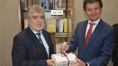 سفير تشيلي يهدي مؤلفات ميسترال لمتحف نجيب محفوظ | صور