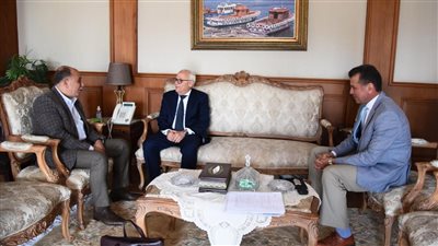 محافظ بورسعيد يناقش مع نائب رئيس الهيئة الاقتصادية لقناة السويس المشروعات المشتركة