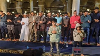 اللهم احفظهم.. الأطفال يضفون بهجة خاصة بصلاة التراويح في أولى الليالي الوترية بمسجد الأزهر