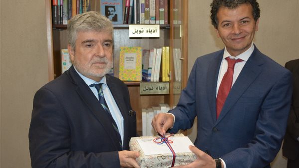 سفير تشيلى يهدى مؤلفات