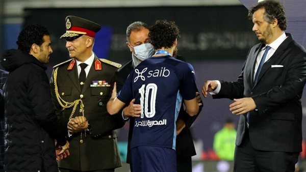 رمضان صبحي يصافح