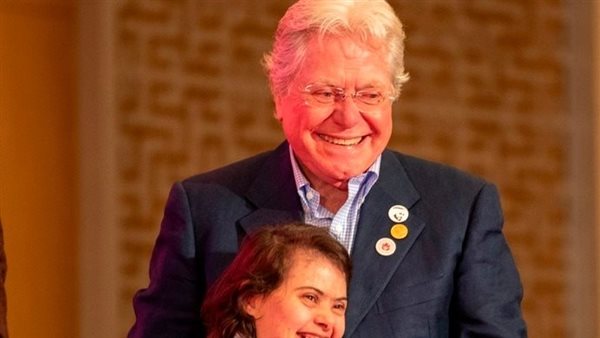 حسين فهمي مع أحد