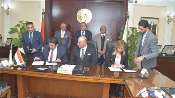 جانب من توقيع البروتوكول