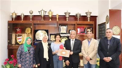 مدير تعليم القاهرة يكرم الطالبة هنا أيمن الفائزة بالمركز الأول بمنحة FIT لدراسة اللغة الألمانية بميونخ