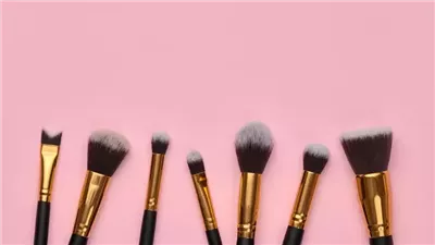 دراسة: البكتيريا المتراكمة على فرش المكياج أكثر من الموجودة بـ مقعد المرحاض