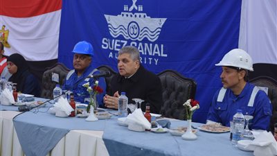 الفريق أسامة ربيع يتابع مستجدات مشروع تطوير القطاع الجنوبي لقناة السويس