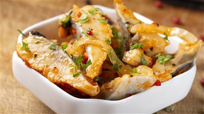 طريقة شراء الفسيخ والتأكد من صلاحيته.. تناول عصير الليمون يكسر سم البكتيريا