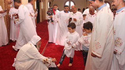 الأنبا يواقيم يترأس قداس خميس العهد بدير الأنبا متاؤس الفاخوري جنوب الأقصر