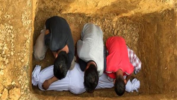 وضع المصحف مع الميت