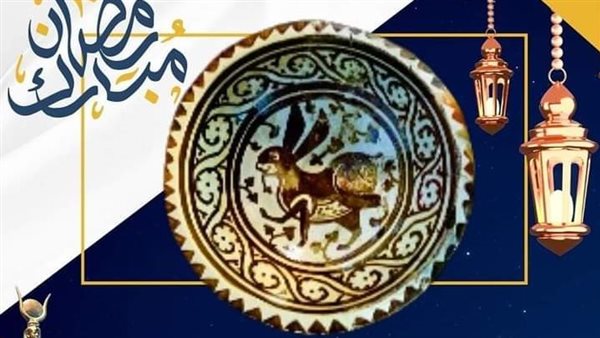  صحن من الخزف ذو