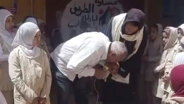مدير مدرسة يقبل يد