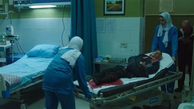 مسلسل تحت الوصاية الحلقة 7.. منى زكي تصاب في قدمها وتساعد الصيادين بالمركب