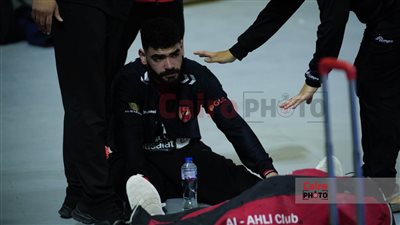 العامري فاروق بعد إصابة حارس يد الأهلي بقطع في الرباط الصليبي: كلنا معاك في ضهرك يا بطل