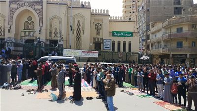 ودعه أصدقاؤه.. تشييع جثمان طالب صدمته سيارة أثناء سيره بالباتيناج بدمنهور | صور