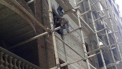 إصابة 3 عمال سقطوا من أعلى سقالة داخل مسجد بإدفو
