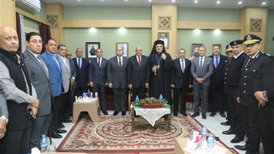 محافظ الجيزة يزور الكنيسة الكاثوليكية لتهنئة الأقباط بعيد القيامة المجيد