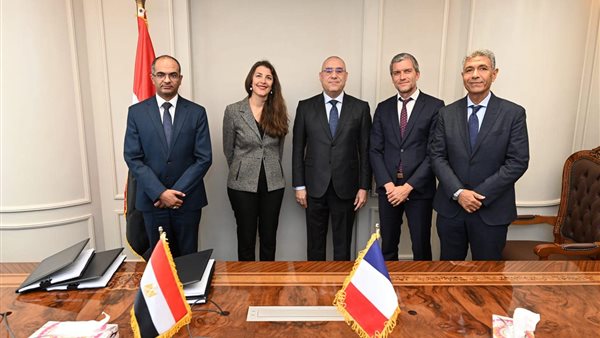 جانب من توقيع الاتفاقية