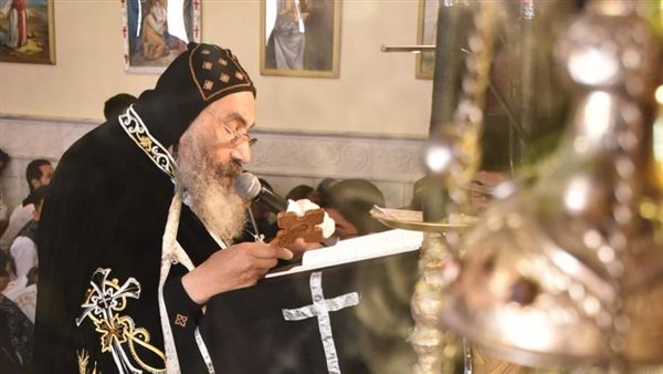 الأنبا تادرس يصلي