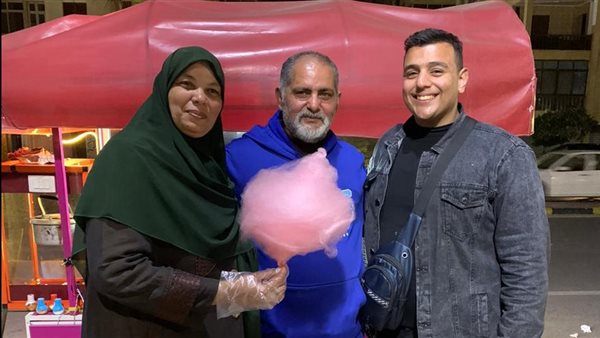 سيدة وزوجها يبيعان