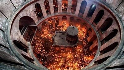 لا يحرق من يلمسه.. ظهور النور المقدس من قبر السيد المسيح 