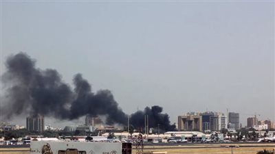 اشتباكات عنيفة وتصاعد كثيف للدخان بمحيط قيادة القوات المسلحة السودانية