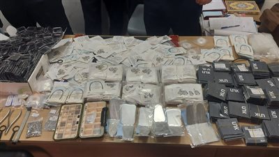 إحباط محاولة راكب تهريب 1646 عبوة من مستلزمات طب الأسنان بمطار القاهرة