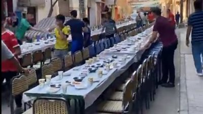 على غرار المطرية.. أهالي المنشية يقيمون أطول مائدة إفطار في الأقصر | بث مباشر