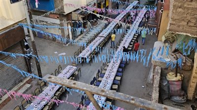 أهالي منطقة المنشية بقلب الأقصر ينظمون أطول مائدة إفطار بالمدينة