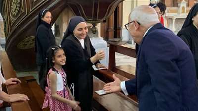 محافظ بورسعيد يقدم التهنئة للمسيحيين بمناسبة عيد القيامة المجيد | صور