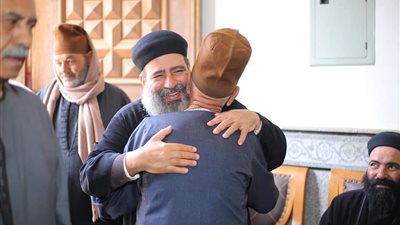 البلد كلها داخل الكنيسة.. طوابير من مسلمي فيشا الصغرى بالمنوفية يقدمون التهنئة بعيد القيامة| صور..