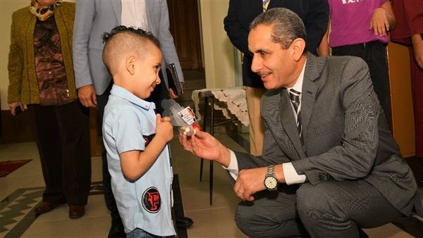 محافظ الغربية يوزع