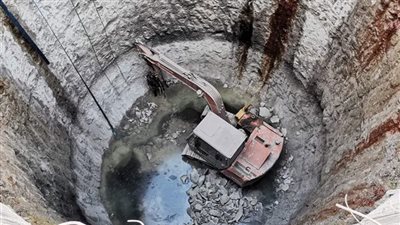 ماتوا صائمين.. تفاصيل انتشال جثة 3 عمال وإصابة آخرين في انهيار بيارة صرف صحي بحلوان | بث مباشر